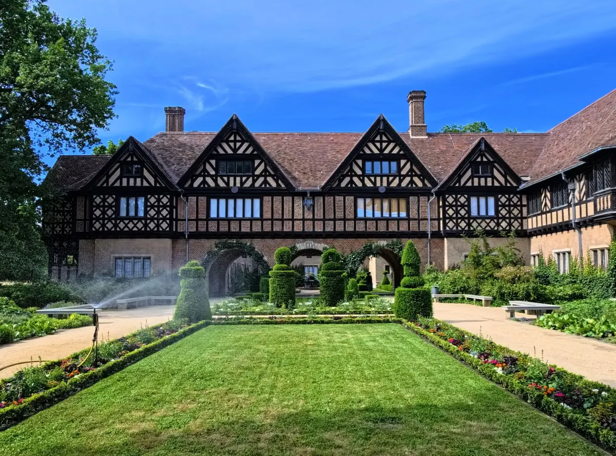 A Seasonal Guide to Visiting Cumbria's Historic Gardens: What's in Bloom and When